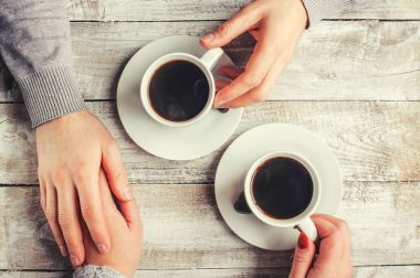 Bir fincan kahve severler elinde. Seçici odak. 