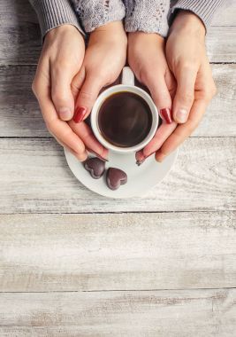 Bir fincan kahve severler elinde. Seçici odak. 