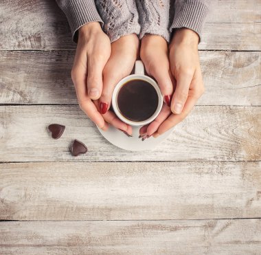 Bir fincan kahve severler elinde. Siluet bir fincan. Seçici odak. 