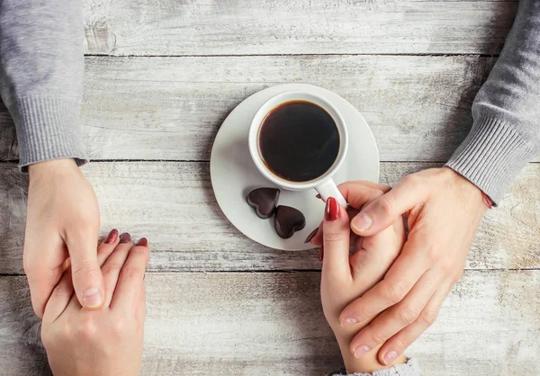 Uma Chávena Café Nas Mãos Dos Amantes Foco Seletivo — Fotografia de Stock