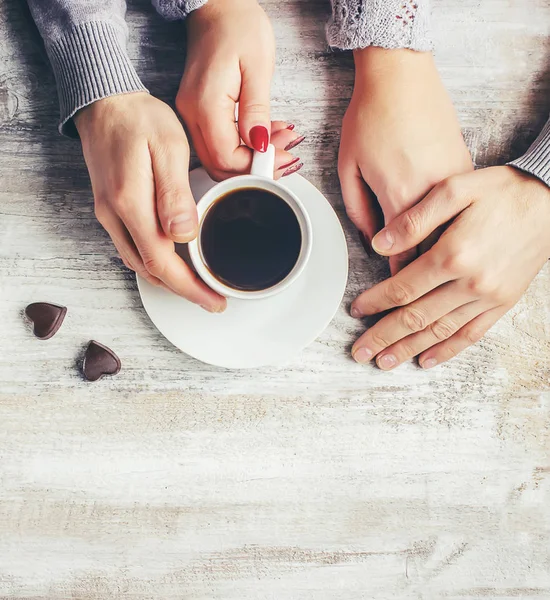 Uma Chávena Café Nas Mãos Dos Amantes Foco Seletivo — Fotografia de Stock