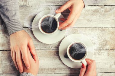 Bir fincan kahve severler elinde. Seçici odak. 