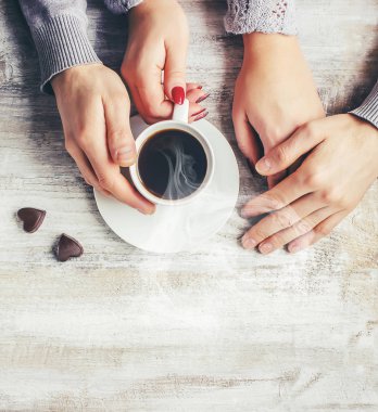 Bir fincan kahve severler elinde. Seçici odak. 