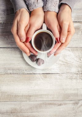 Bir fincan kahve severler elinde. Seçici odak. 