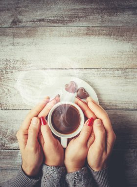 Bir fincan kahve severler elinde. Seçici odak. 