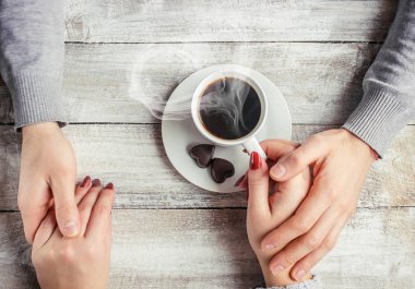 Bir fincan kahve severler elinde. Seçici odak. 