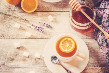 Rahat bir ortamda limonlu çay. Seçici odak.