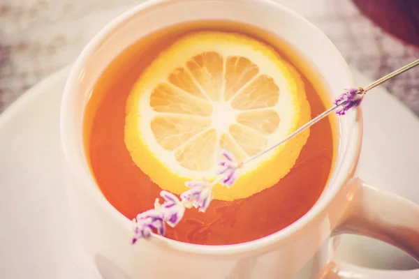 Chá Com Limão Uma Atmosfera Acolhedora Foco Seletivo — Fotografia de Stock