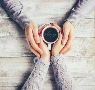 Bir fincan kahve severler elinde. Siluet bir fincan. Seçici odak. 