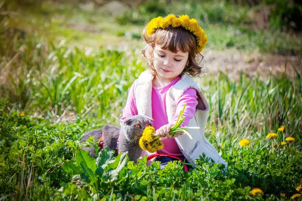 Meisje Met Bloemen Van Paardebloemen Selectieve Aandacht — Stockfoto