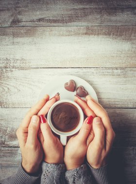 Bir fincan kahve severler elinde. Siluet bir fincan. Seçici odak. 