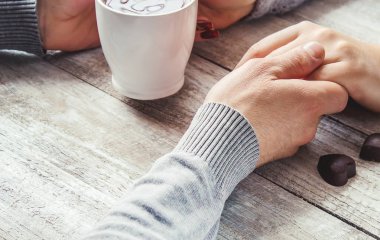 Bir fincan çay severler elinde. Seçici odak.  