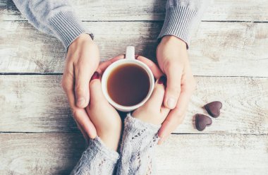 Bir fincan çay severler elinde. Seçici odak.  