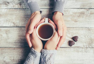 Bir fincan çay severler elinde. Seçici odak.  