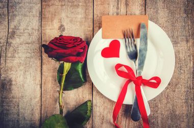 Romantik bir akşam yemeği. Seviyorum. Seçici odak.