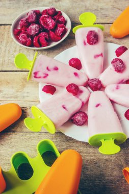 Ev yapımı dondurma kiraz ile. Seçici odak.