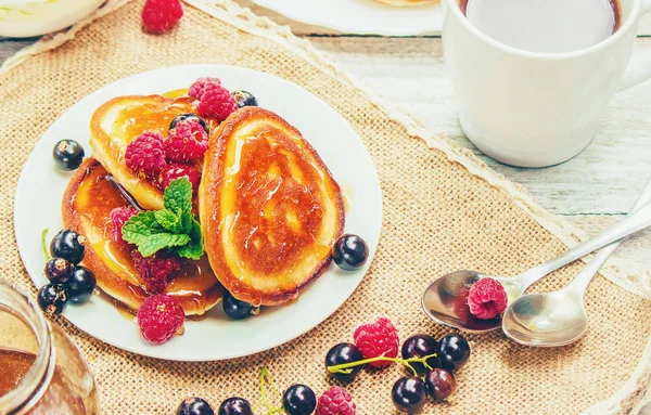 Pfannkuchen Zum Tee Mit Honig Und Beeren Selektiver Fokus — Stockfoto