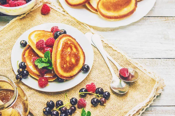 딸기와 녹차의 팬케이크 선택적 — 스톡 사진