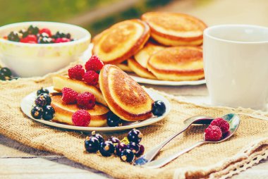 Krep bal ve çilek ile çay için. Seçici odak.