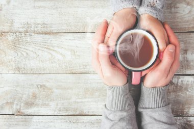 Bir fincan çay elinde. Seçici odak.  