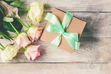 hediye ve çiçek. seçici odak.