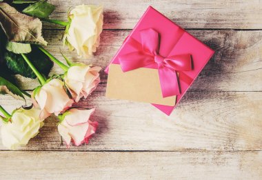 hediye ve çiçek. seçici odak.