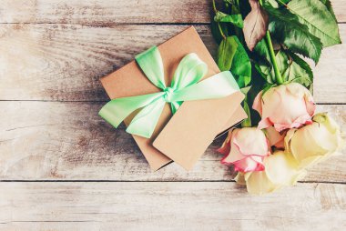 hediye ve çiçek. seçici odak.