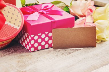 hediye ve çiçek. seçici odak.