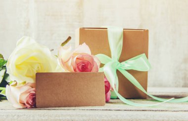 hediye ve çiçek. seçici odak.