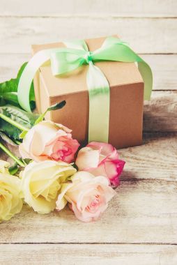 hediye ve çiçek. seçici odak.