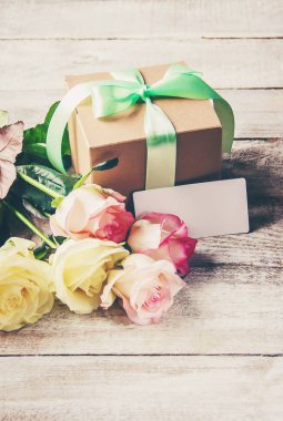 hediye ve çiçek. seçici odak. 