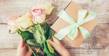 hediye ve çiçek. seçici odak.