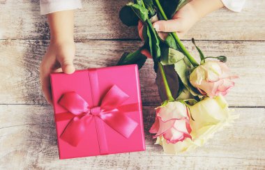 hediye ve çiçek. seçici odak.