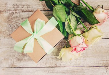 hediye ve çiçek. seçici odak.