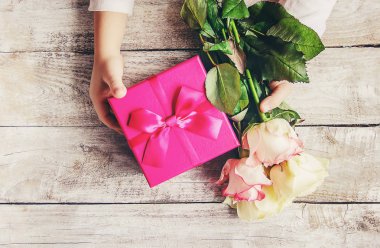 hediye ve çiçek. seçici odak.