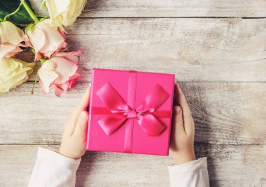 hediye ve çiçek. seçici odak.