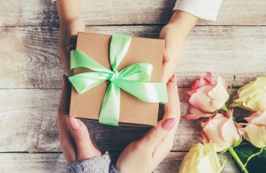 hediye ve çiçek. seçici odak.