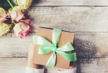 hediye ve çiçek. seçici odak.