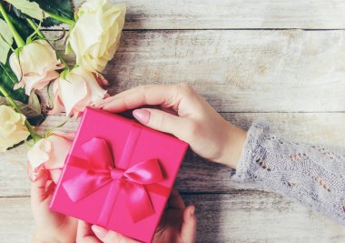 hediye ve çiçek. seçici odak.