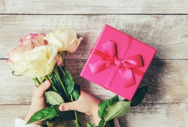 hediye ve çiçek. seçici odak.