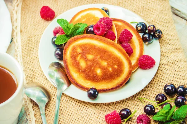 Pfannkuchen Zum Tee Mit Honig Und Beeren Selektiver Fokus — Stockfoto