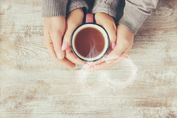 Uma Xícara Chá Nas Mãos Foco Seletivo — Fotografia de Stock