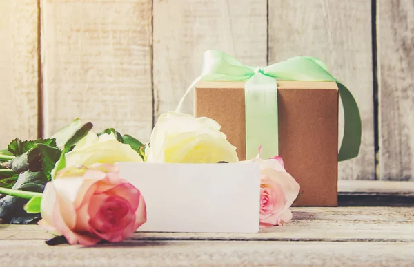 Geschenk Und Blumen Selektiver Fokus — Stockfoto