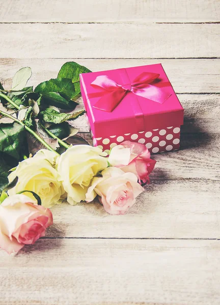 Δώρο Και Λουλούδια Επιλεκτική Εστίαση — Φωτογραφία Αρχείου