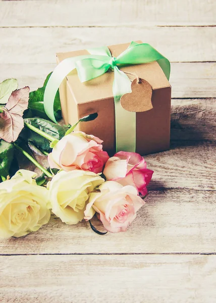 Δώρο Και Λουλούδια Επιλεκτική Εστίαση — Φωτογραφία Αρχείου