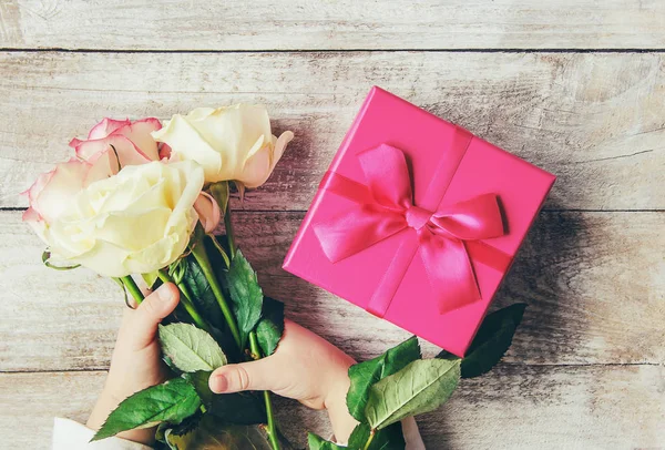 hediye ve çiçek. seçici odak.