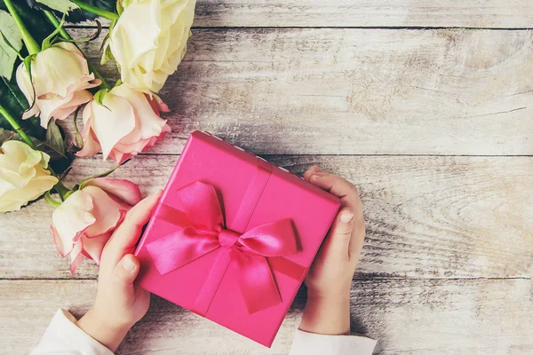 hediye ve çiçek. seçici odak.