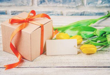 hediye ve çiçek. seçici odak.