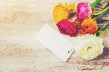 hediye ve çiçek. seçici odak.