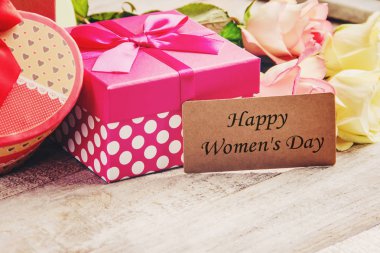 hediye ve çiçek. seçici odak.